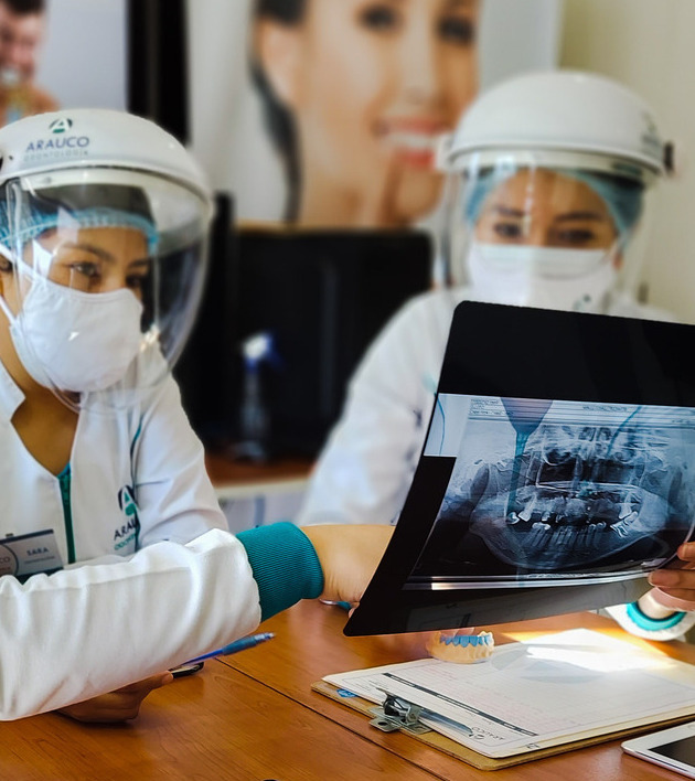 Pantalla del sistema dental ASSILEM mostrando historial clínico y odontograma para clínicas en Bolivia
